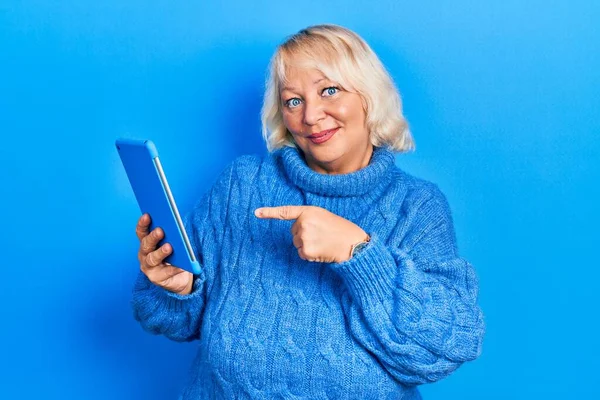 Middle Age Blonde Woman Using Touchpad Device Smiling Happy Pointing — Foto de Stock