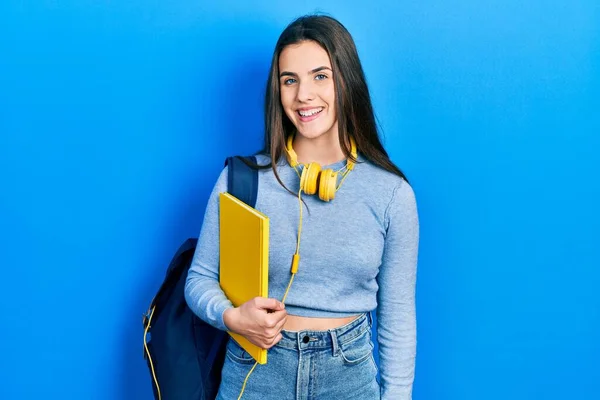 Jovem Adolescente Morena Usando Mochila Estudantil Fones Ouvido Parecendo Positivo — Fotografia de Stock