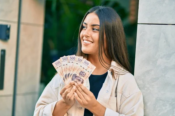 Jovencita Hispana Sonriendo Feliz Sosteniendo Billetes Mexicanos 500 Pesos Ciudad — Foto de Stock