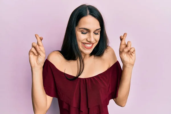 Young Hispanic Woman Wearing Casual Clothes Gesturing Finger Crossed Smiling — Stock Photo, Image