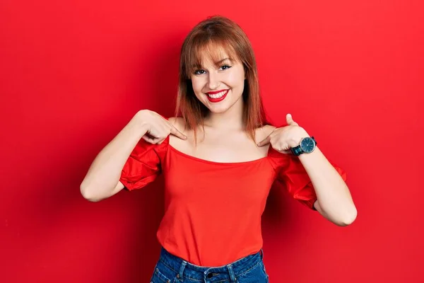 Pelirroja Joven Mujer Usando Casual Camiseta Roja Buscando Confiado Con — Foto de Stock