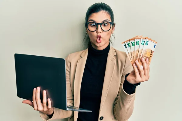 Joven Mujer Hispana Vestida Con Estilo Empresarial Sosteniendo Laptop Euros — Foto de Stock