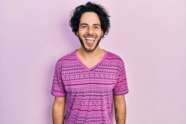 Bonito Hispânico Homem Vestindo Casual Rosa Shirt Furar Língua Para — Fotografia de Stock