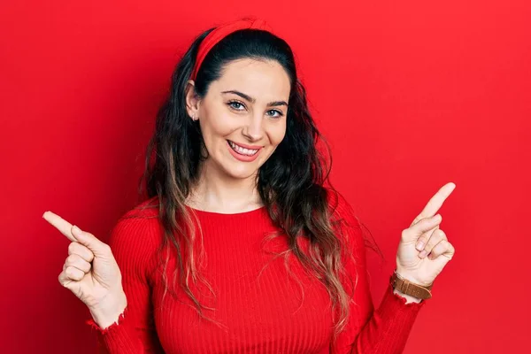 스페인 여자는 손가락으로 방향을 가리키면서 확신에 미소를 광고를 — 스톡 사진