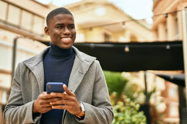 Mladý Africký Američan Muž Usměvavý Šťastný Pomocí Smartphone Městě — Stock fotografie