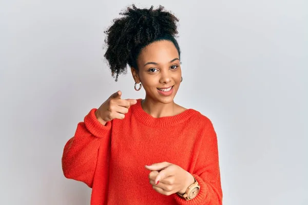 Ung Afrikansk Amerikansk Flicka Bär Casual Kläder Pekar Finger Till — Stockfoto