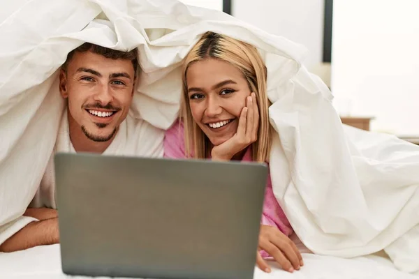 Unga Kaukasiska Par Som Täcker Med Lakan Och Använder Laptop — Stockfoto