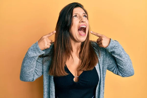 Mooie Latino Vrouw Wijzend Naar Mond Met Vingers Boos Gek — Stockfoto