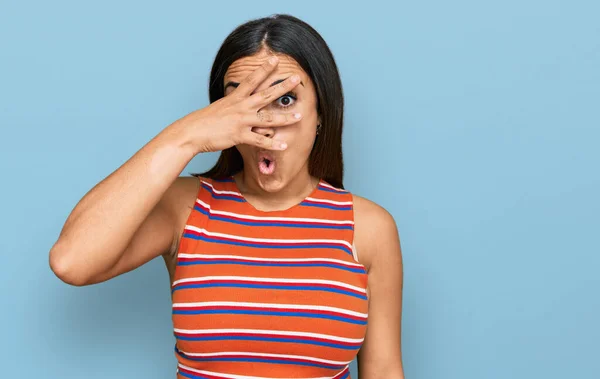 Jovem Morena Vestindo Roupas Casuais Espreitando Choque Cobrindo Rosto Olhos — Fotografia de Stock