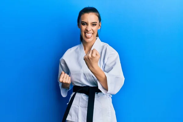 Vacker Brunett Ung Kvinna Bär Karate Fighter Uniform Med Svart — Stockfoto