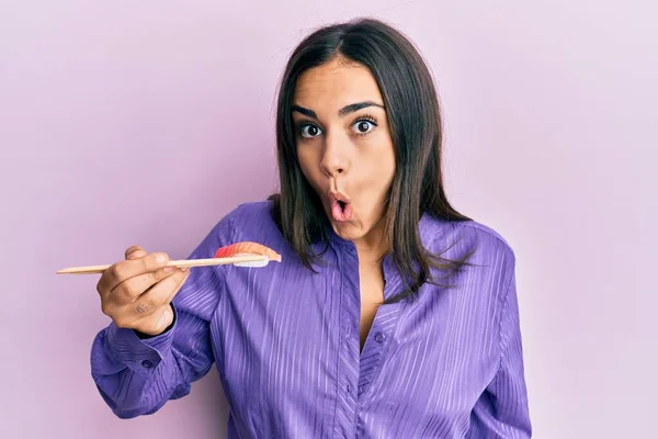 Joven Morena Comiendo Sushi Usando Palillos Asustada Sorprendida Con Boca —  Fotos de Stock