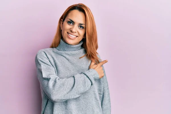 Mulher Jovem Hispânica Vestindo Camisola Gola Alta Casual Sorrindo Alegre — Fotografia de Stock