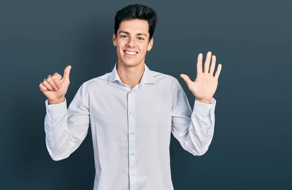 Junger Hispanischer Geschäftsmann Businesskleidung Zeigt Mit Finger Nummer Sechs Nach — Stockfoto