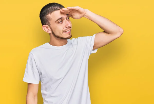 Hispánský Mladý Muž Neformální Bílé Tričko Velmi Šťastný Úsměvem Dívá — Stock fotografie