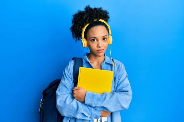 Ung Afrikansk Amerikansk Flicka Bär Student Ryggsäck Och Hörlurar Hålla — Stockfoto