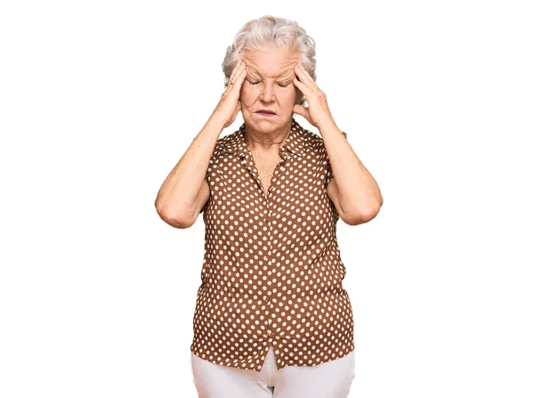 由于疼痛和偏头痛 头发灰白的老年妇女穿着休闲服 压力重重 手放在头上 — 图库照片
