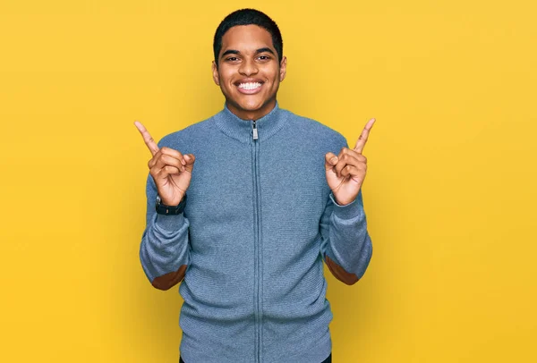 Ung Stilig Hispanic Man Bär Casual Sweatshirt Leende Säker Pekar — Stockfoto