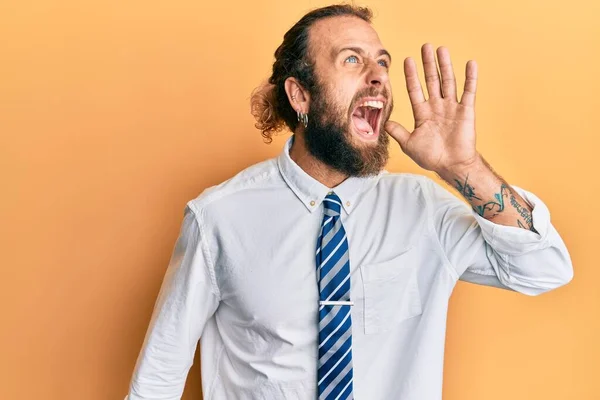 Knappe Man Met Baard Lang Haar Zakelijke Kleren Schreeuwend Schreeuwend — Stockfoto