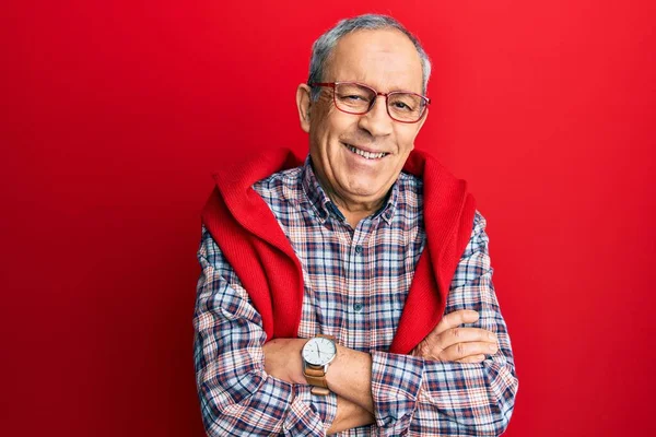 Bonito Homem Sênior Com Cabelos Grisalhos Vestindo Roupas Casuais Óculos — Fotografia de Stock