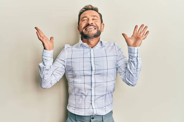 Homem Meia Idade Vestindo Roupas Negócios Celebrando Louco Louco Para — Fotografia de Stock