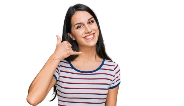 Sıradan Çizgili Tişört Giyen Genç Spanyol Kız Telefonla Parmak Hareketleriyle — Stok fotoğraf