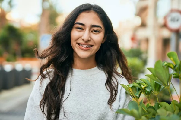 Joven Chica Oriente Medio Sonriendo Feliz Pie Ciudad — Foto de Stock