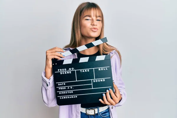 Adolescente Caucasienne Fille Tenant Film Vidéo Clapboard Regardant Caméra Souffler — Photo