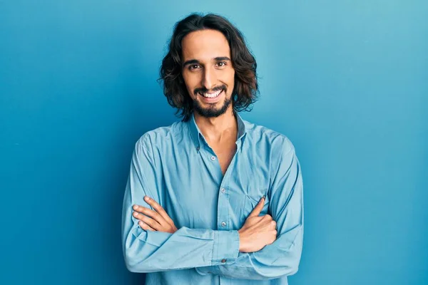 Jovem Hispânico Vestindo Roupas Casuais Rosto Feliz Sorrindo Com Braços — Fotografia de Stock