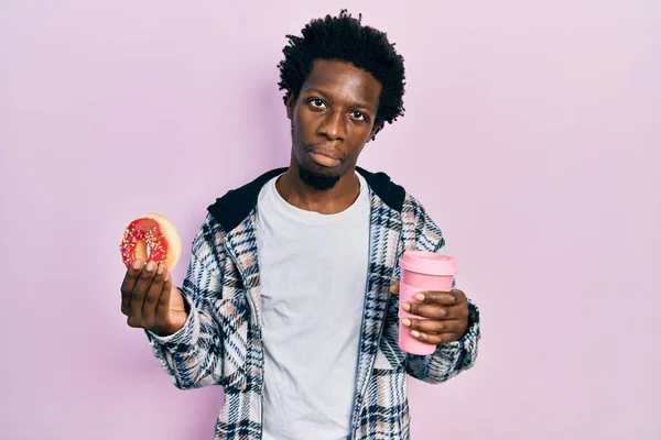 Junger Afrikanisch Amerikanischer Mann Der Krapfen Isst Und Kaffee Trinkt — Stockfoto
