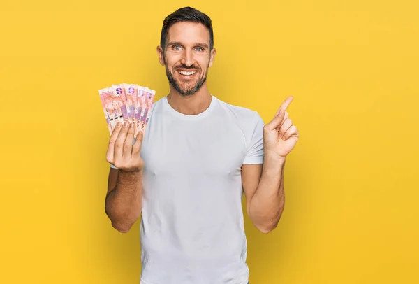 Bonito Homem Com Barba Segurando Notas Rand Sul Africanas Sorrindo — Fotografia de Stock