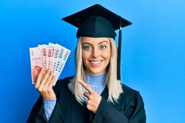 Hermosa Mujer Rubia Con Gorra Graduación Bata Ceremonia Sosteniendo Nuevo — Foto de Stock