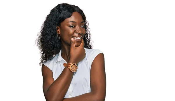 Vacker Afrikansk Ung Kvinna Bär Casual Kläder Ser Säker Kameran — Stockfoto