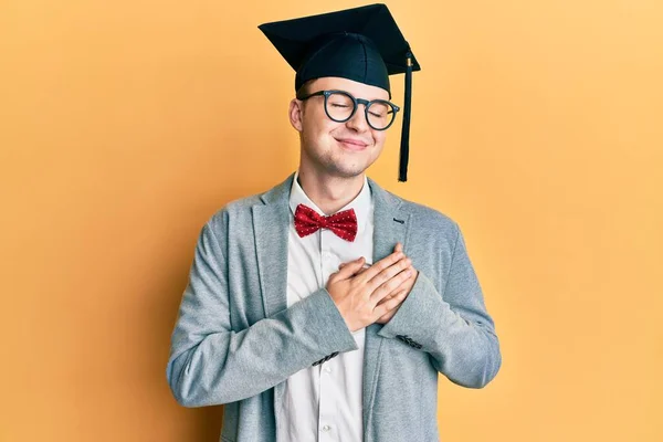 Young Caucasian Nerd Man Wearing Glasses Graduation Cap Smiling Hands — Stock Photo, Image