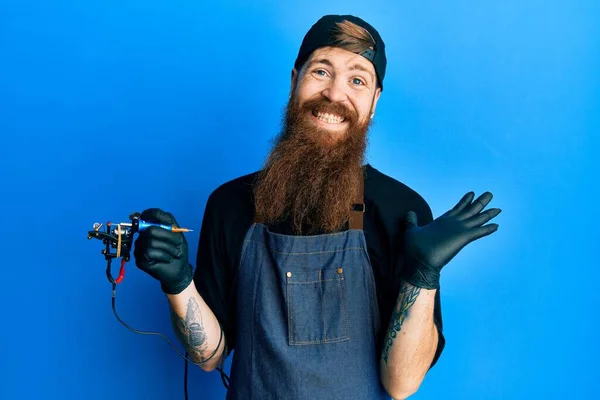 Homem Ruivo Com Tatuagem Barba Longa Usando Uniforme Profissional Luvas — Fotografia de Stock