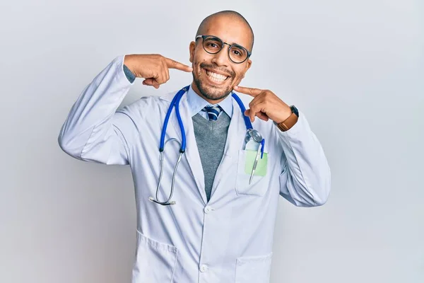 Hombre Adulto Hispano Con Uniforme Médico Estetoscopio Sonriendo Alegre Mostrando — Foto de Stock