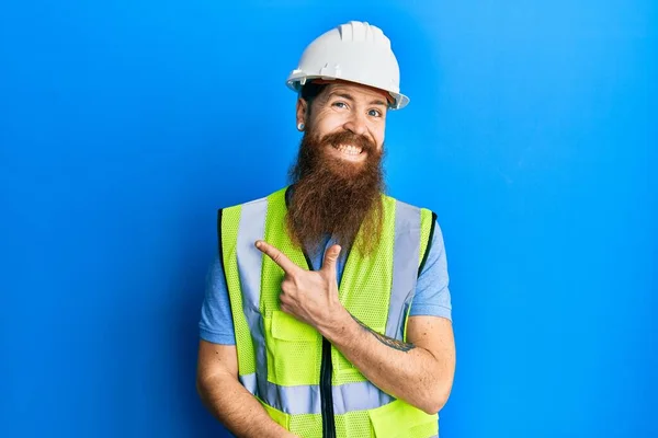 Redhead Man Med Långt Skägg Bär Skyddshjälm Och Reflekterande Jacka — Stockfoto