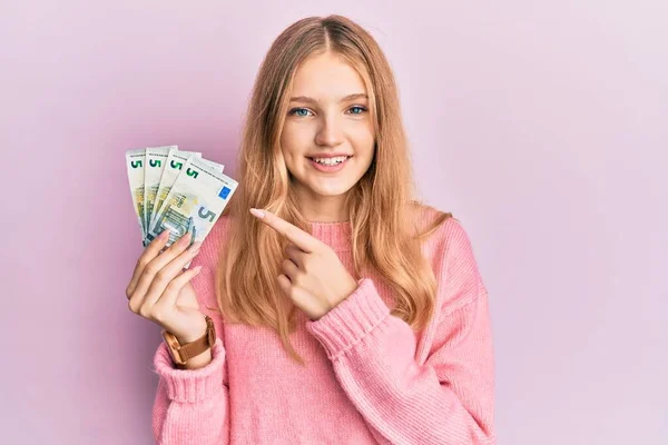 Hermosa Chica Caucásica Joven Sosteniendo Montón Billetes Euros Sonriendo Feliz — Foto de Stock