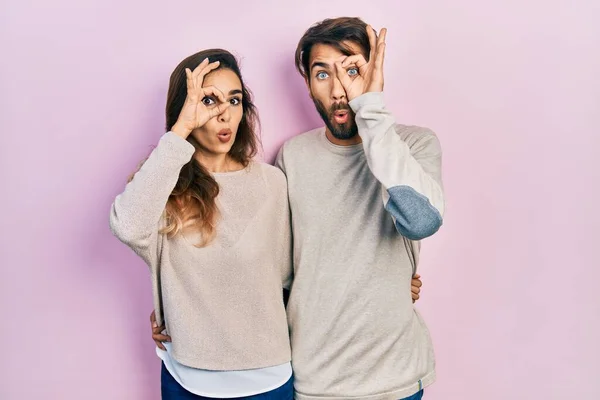 Junge Hispanische Paar Lässiger Kleidung Tun Geste Schockiert Mit Überraschtem — Stockfoto