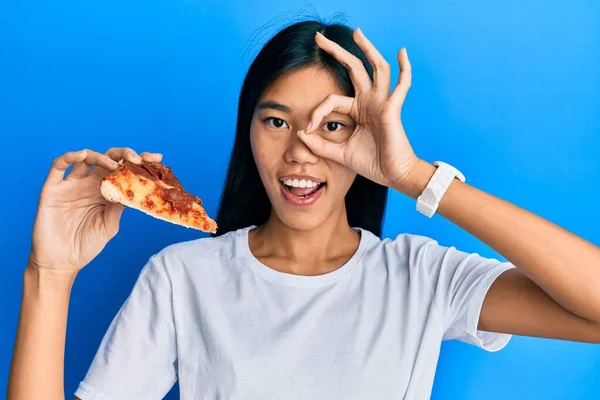 Jovem Chinesa Mulher Comendo Saborosa Pizza Pepperoni Sorrindo Feliz Fazendo — Fotografia de Stock