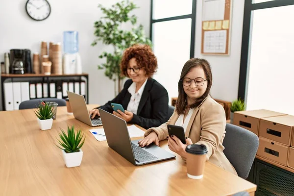 Grupp Med Två Kvinnor Som Arbetar Kontoret Gammal Kvinna Och — Stockfoto