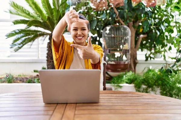 Mulher Morena Bonita Usando Laptop Sentado Terraço Casa Sorrindo Fazendo — Fotografia de Stock