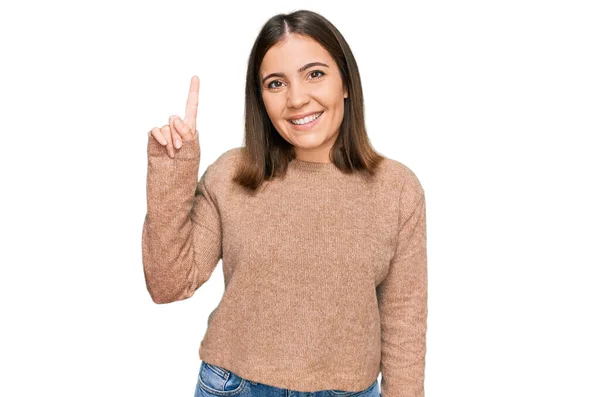 Junge Schöne Frau Lässiger Kleidung Zeigt Und Zeigt Mit Finger — Stockfoto