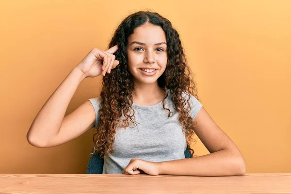 Adolescente Ragazza Ispanica Indossa Abiti Casual Seduto Sul Tavolo Sorridente — Foto Stock