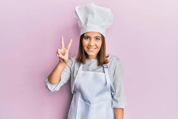 Ung Vacker Kvinna Bär Professionell Kock Uniform Och Hatt Visar — Stockfoto