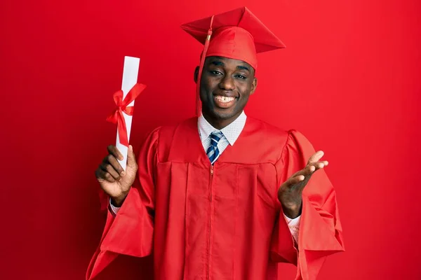 Jovem Afro Americano Vestindo Boné Formatura Roupão Cerimônia Segurando Diploma — Fotografia de Stock