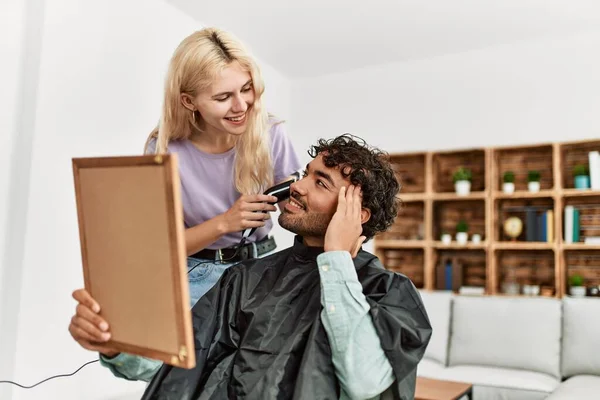 Jovem Mulher Cortando Cabelo Para Namorado Casa — Fotografia de Stock