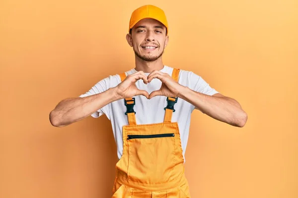 Hispanic Ung Man Bär Händig Uniform Ler Kärlek Gör Hjärta — Stockfoto