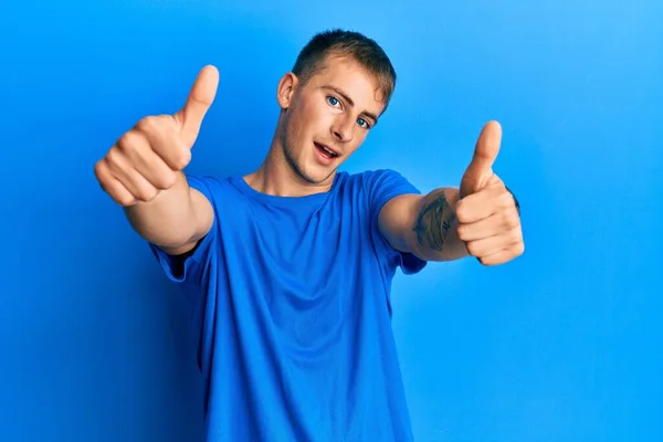 Ung Kaukasier Man Bär Casual Blå Shirt Godkänner Gör Positiv — Stockfoto