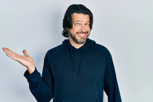 Medelålders Kaukasiska Mannen Bär Casual Sweatshirt Leende Glad Presentera Och — Stockfoto