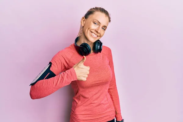 Bella Donna Caucasica Che Indossa Abbigliamento Sportivo Bracciale Facendo Felice — Foto Stock